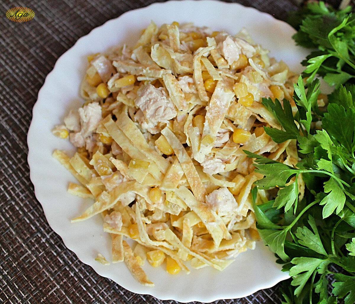 Салат с яичными блинчиками и курицей – многогранный вкус и гениальная простота: рецепт с фото и видео