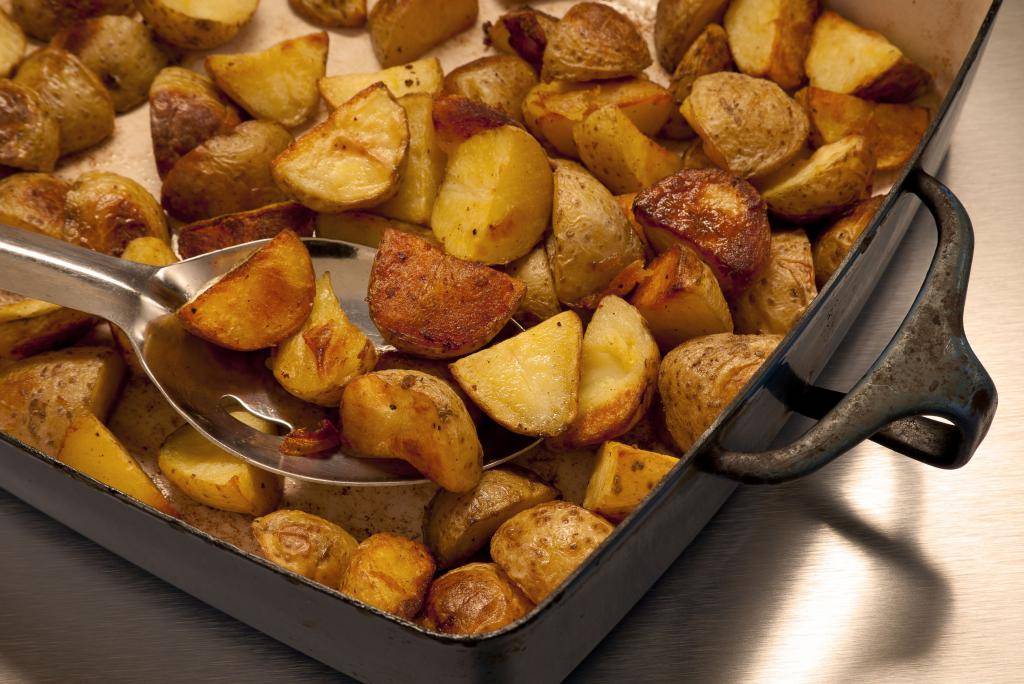 Запеченная картошка в духовке - простые рецепты - как вкусно запечь картофель