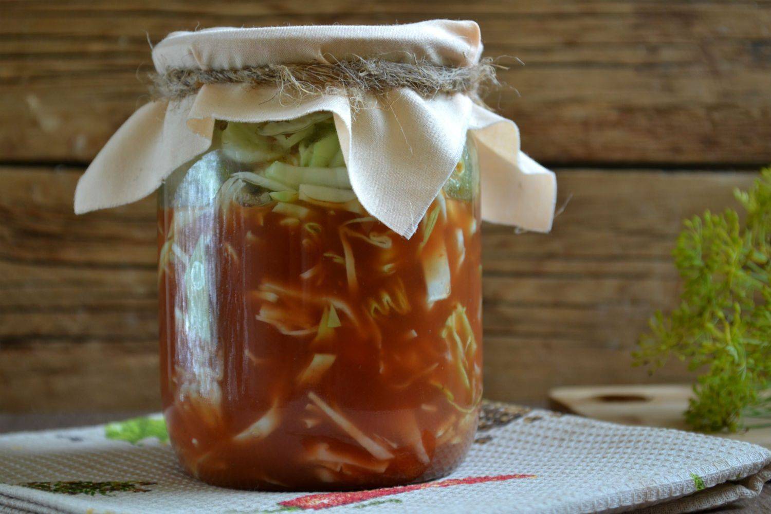 Маринованная капуста на зиму в банках: 10 лучших рецептов очень вкусной капусты