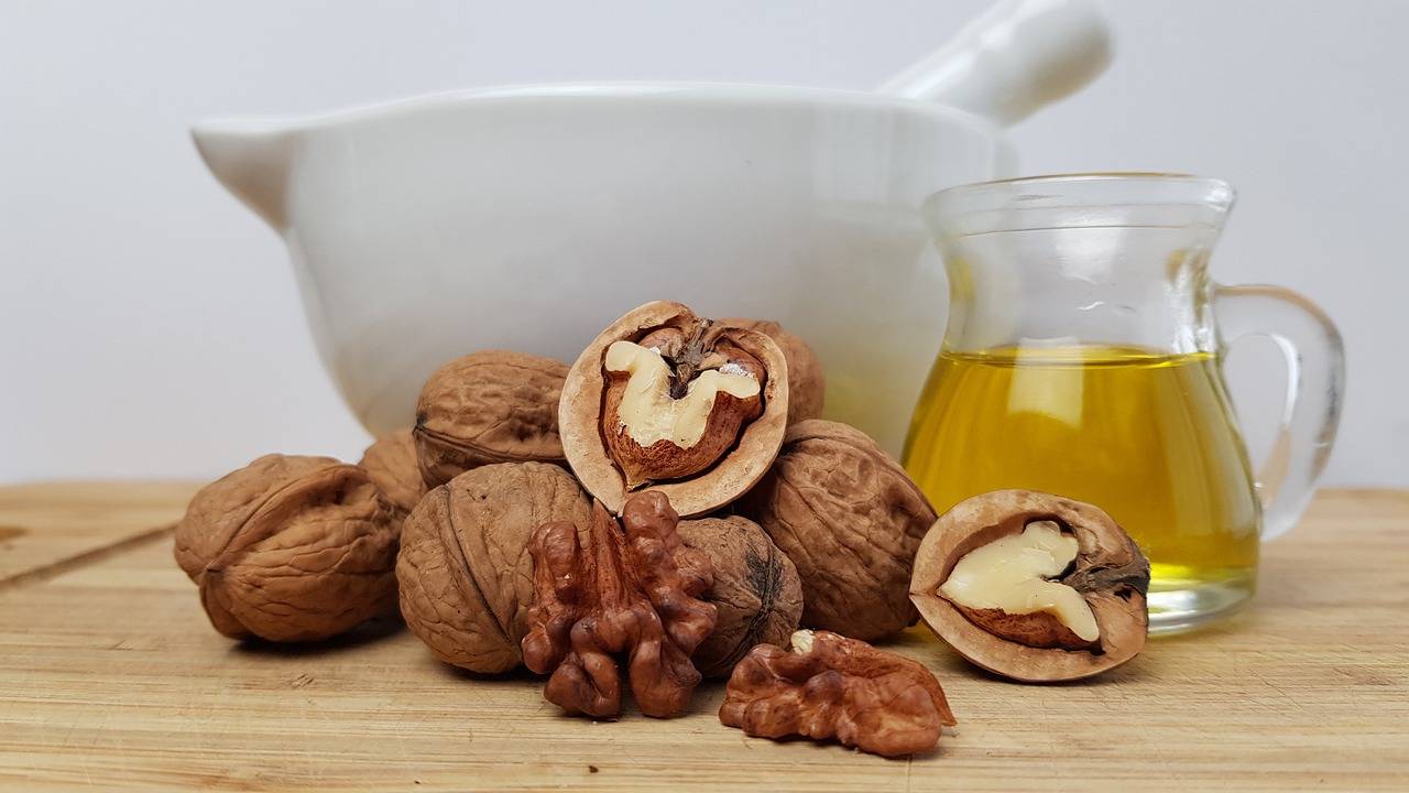 Грецкие орехи с медом - польза и вред для мужчин, женщин, как принимать