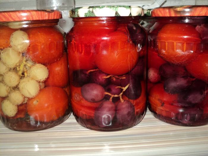 Помидоры с виноградом на зиму - 7 рецептов в банках, с фото пошагово