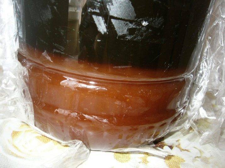 Почему мед расслоился на жидкий темный и густой светлый после года хранения и что при этом делать?