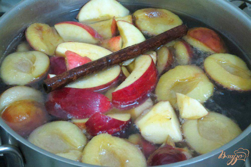 Яблоки после компота. Компот из яблок в кастрюле. Компот яблоко слива.