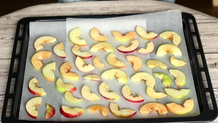 Как сушить яблоки в домашних условиях в духовке: электрической, газовой