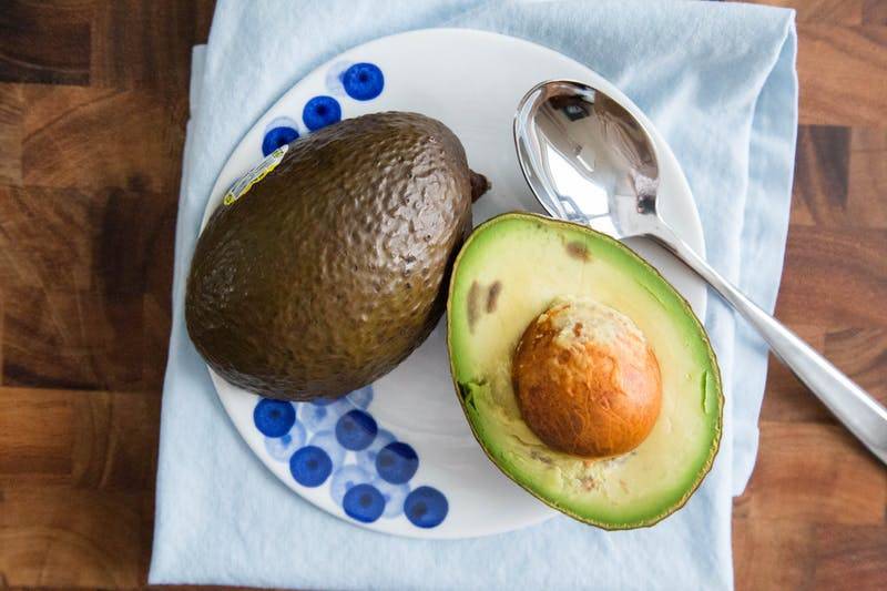 Как дозреть авокадо в домашних условиях: как и где хранить неспелый плод для дозревания и сколько времени потребуется