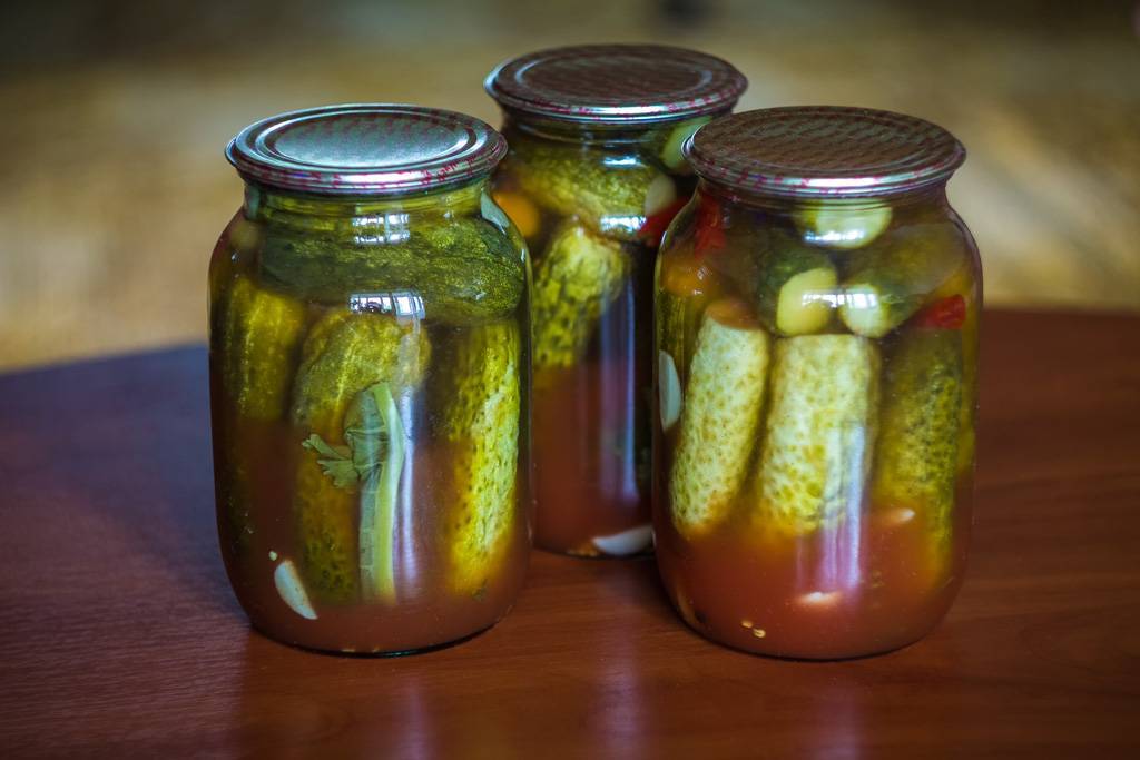 Огурцы с кетчупом чили на зиму в литровых банках - пошаговый рецепт