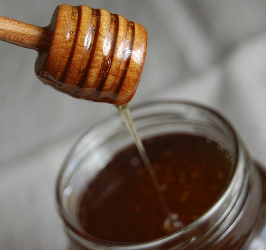 Отличительные черты кленового меда. полезные свойства и противопоказания, рецепты красоты с использованием пчелиного нектара