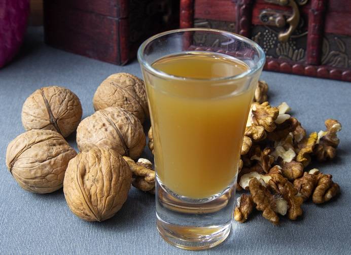 Зеленый грецкий орех с медом: полезные свойства, рецепт, правила применения