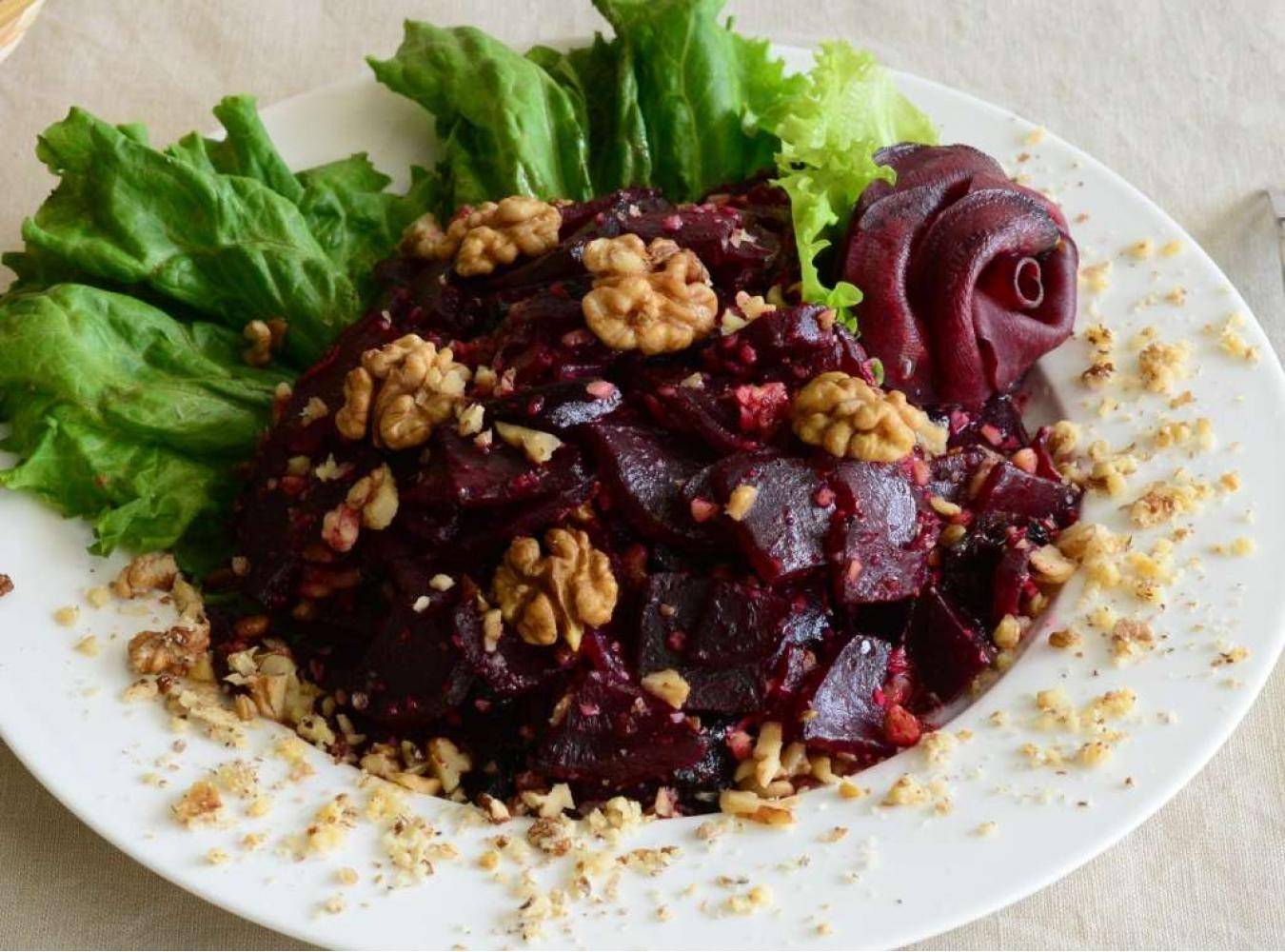 Салат из свеклы вареной с грецкими орехами и черносливом рецепты с фото пошагово