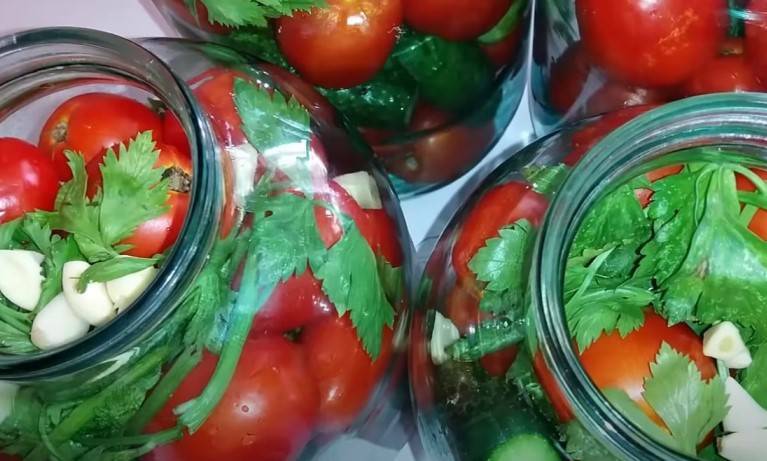 Маринованные огурцы с помидорами – рецепты ассорти на зиму в томатном соке, калорийность