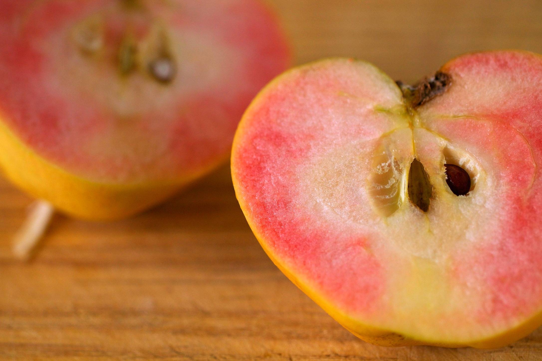 Яблоня розовый жемчуг: сорт красного яблока с розоватой мякотью