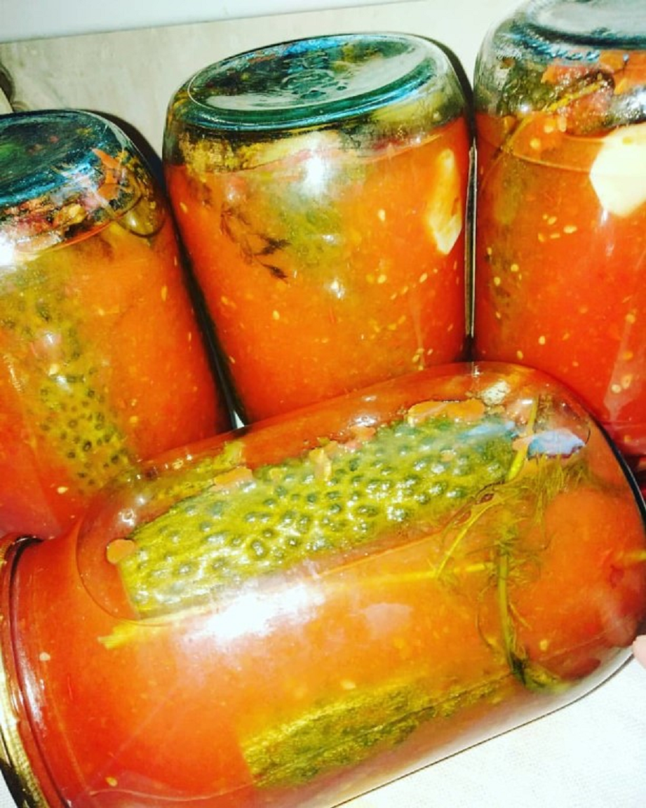 Сок помидоры самый вкусный рецепт. Огурцы в томатном соке на зиму. Огурцы в помате нвщиму. Огурцы в томатной пасте на зиму без стерилизации. Огурцы АВ тваматном соке.