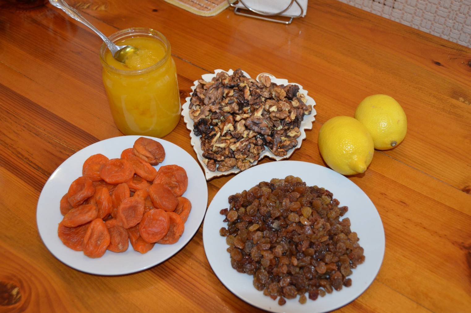 Курага орехи мед: рецепты, употребление при заболеваниях