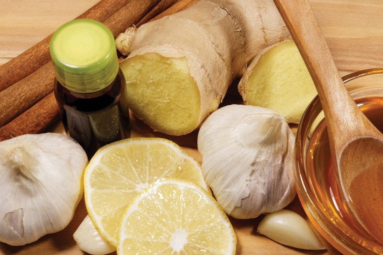 Смесь меда, чеснока и лимона – как правильно принимать. чем полезна смесь лимона с чесноком для чистки сосудов? рецепты настоек и рекомендации по использованию