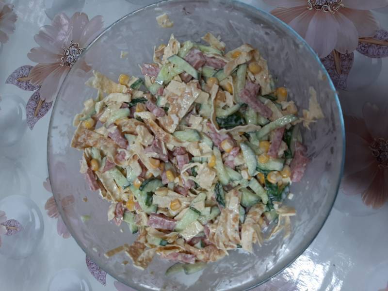 Салат с яичным блином и копченой колбасой: ингредиенты, рецепты с фото — рецепты, ингредиенты, приготовление, фото, видео
