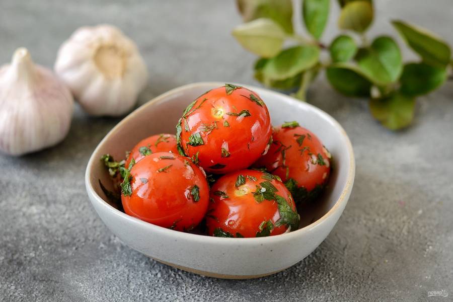 Малосольные помидоры с чесноком и зеленью - 7 рецептов быстрой и вкусной закуски