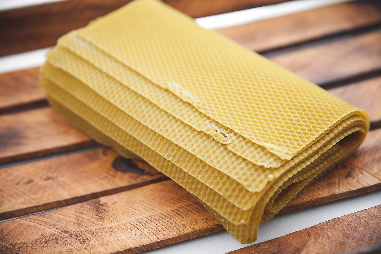 Все о вощине: как ставить для пчел, из чего сделать в домашних условиях, оборудование для изготовления