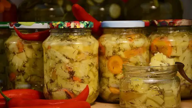 Маринуем кабачки на зиму: только проверенные рецепты — с чесноком, с помидорами, с зеленью