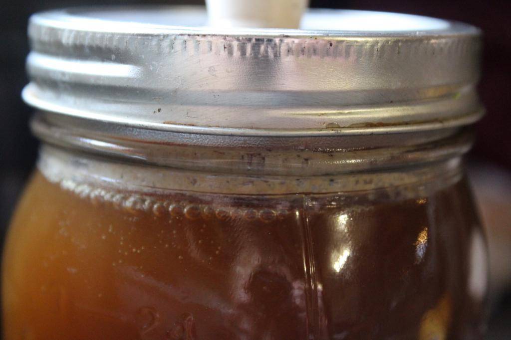 Забродил мед: что делать и может ли мед прокиснуть