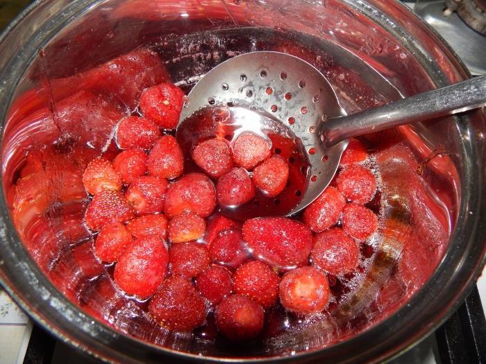Густое варенье из клубники на зиму с целыми ягодами - классические рецепты