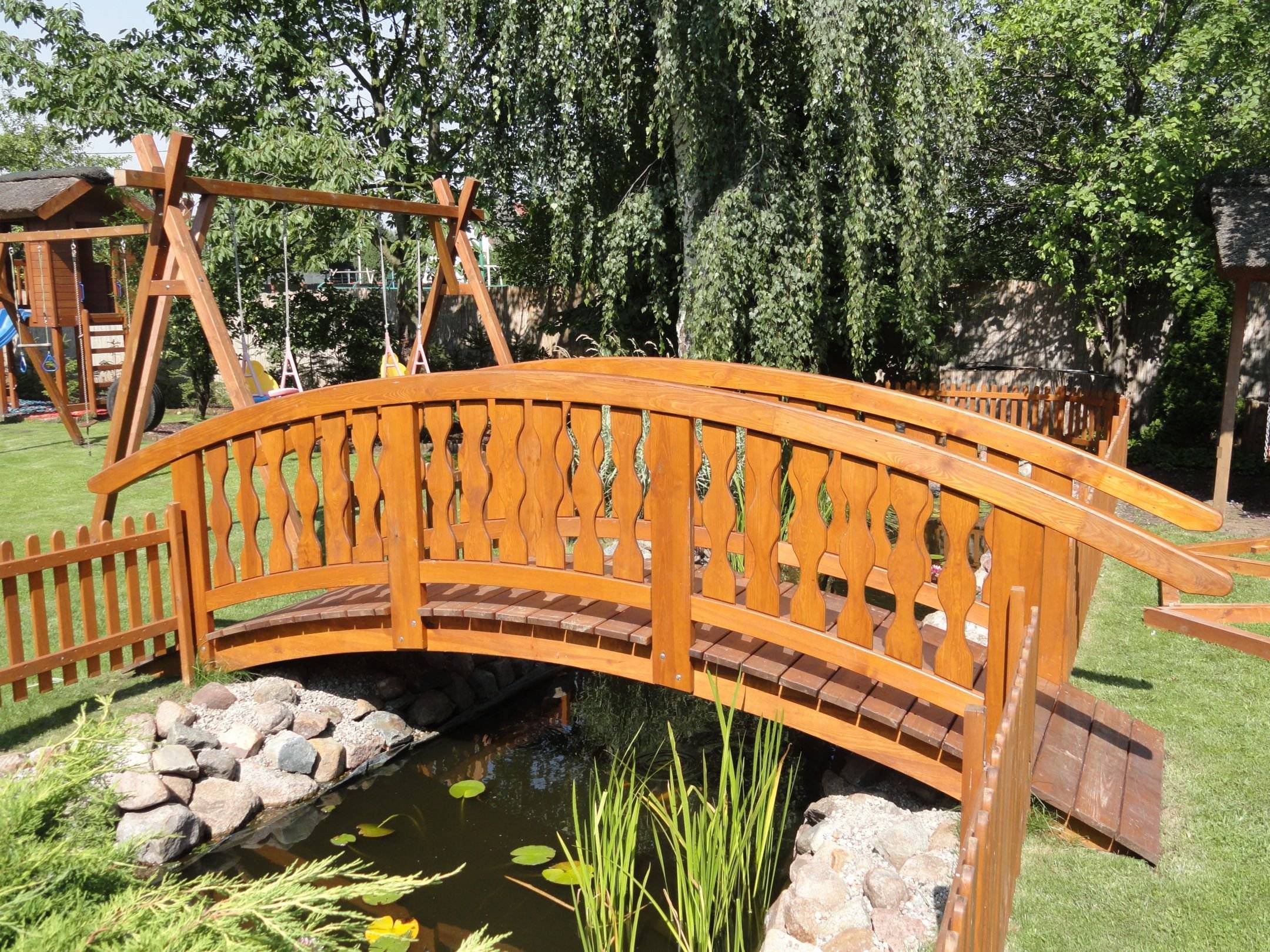 Декоративный мостик в ландшафтном дизайне сада: из чего построить и как оформить, украсить