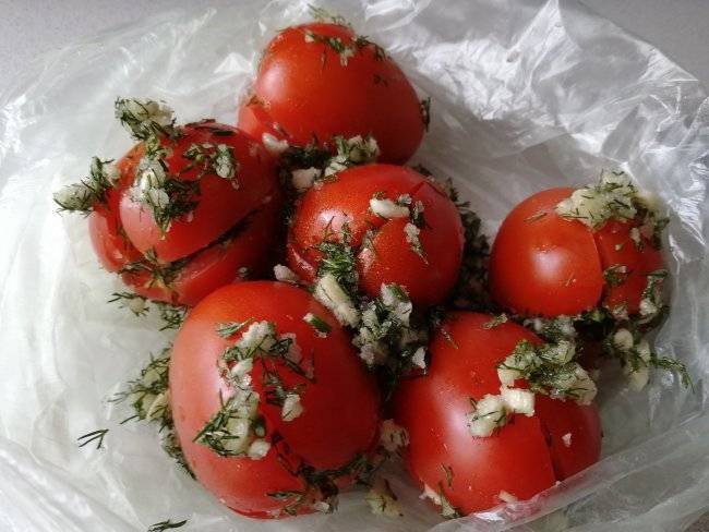 Быстрые малосольные помидоры - рецепт с фото