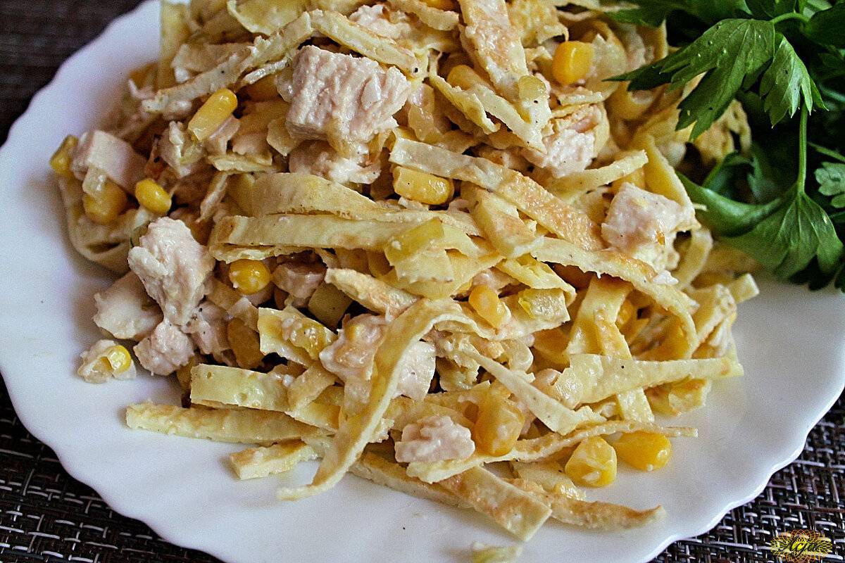 Куриный салат с блинчиками: 6 замечательных рецептов