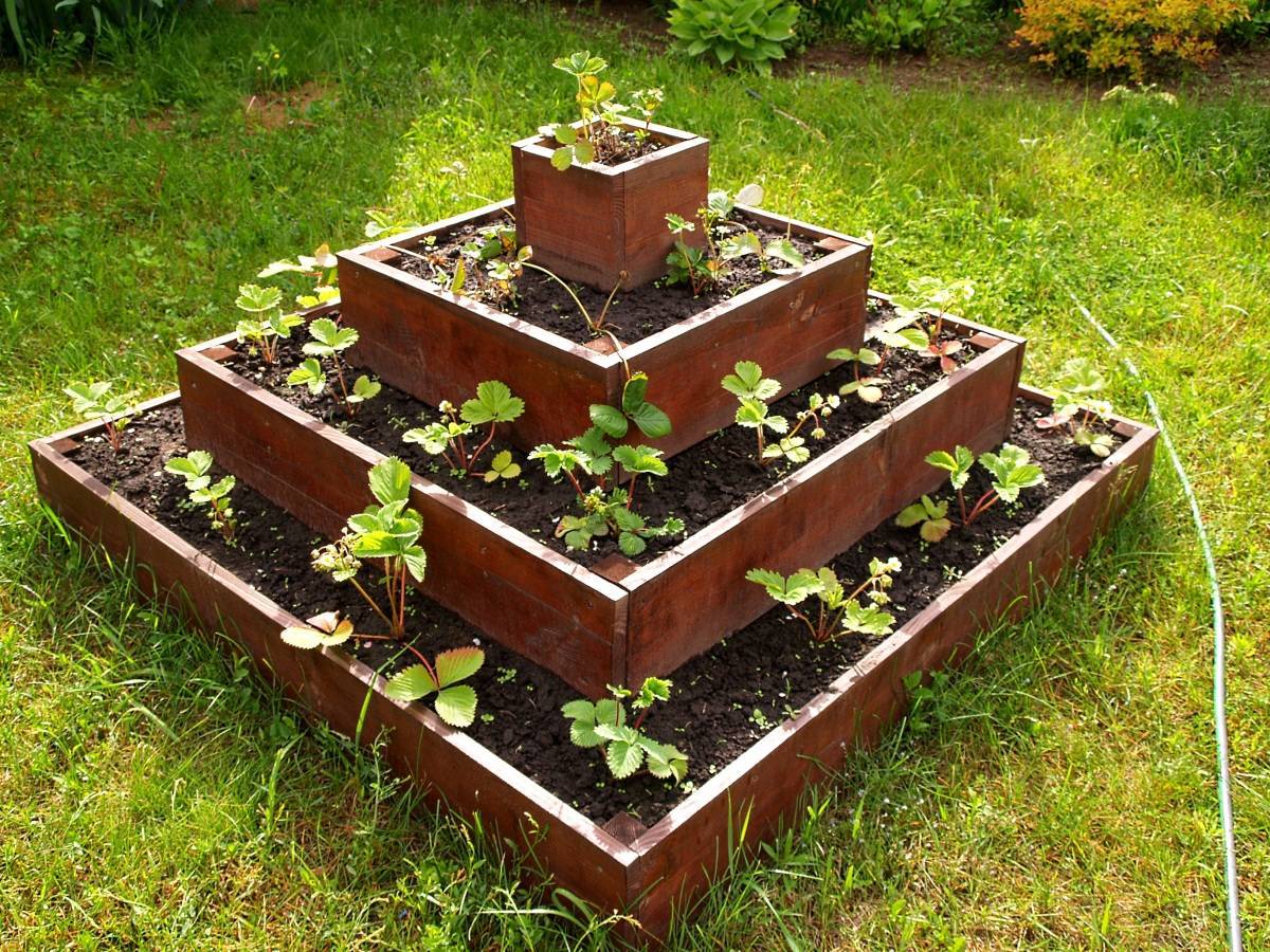 Многоярусные садовые клумбы: особенности самостоятельного изготовления и готовые решения