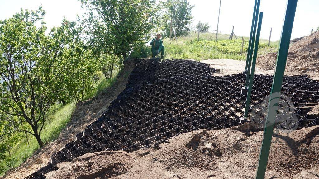 Укрепление склона на своем участке
