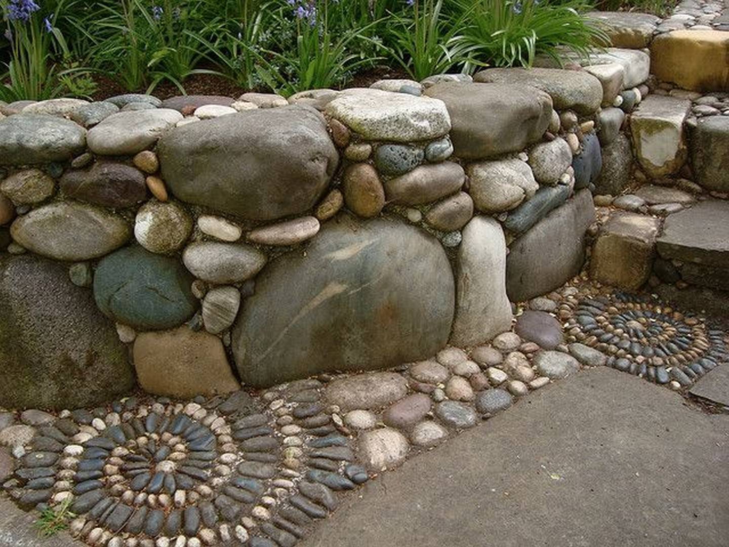 Клумбы из камня: эстетика природных камней на вашем участке