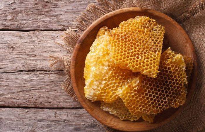 Мед в сотах: можно ли есть воск соты, как едят?
