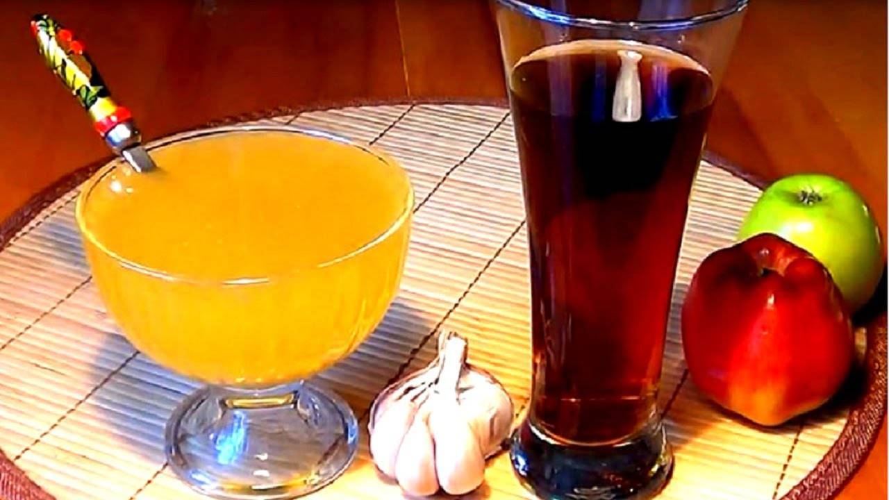 Целебный напиток умирающего на ноги поставит чеснок мед и яблочный уксус.