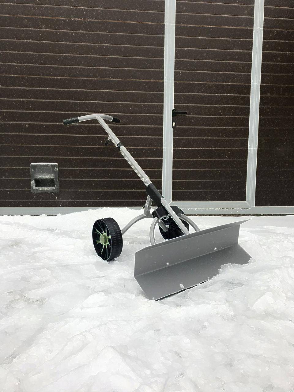 Как сделать лопату для снега на колесах