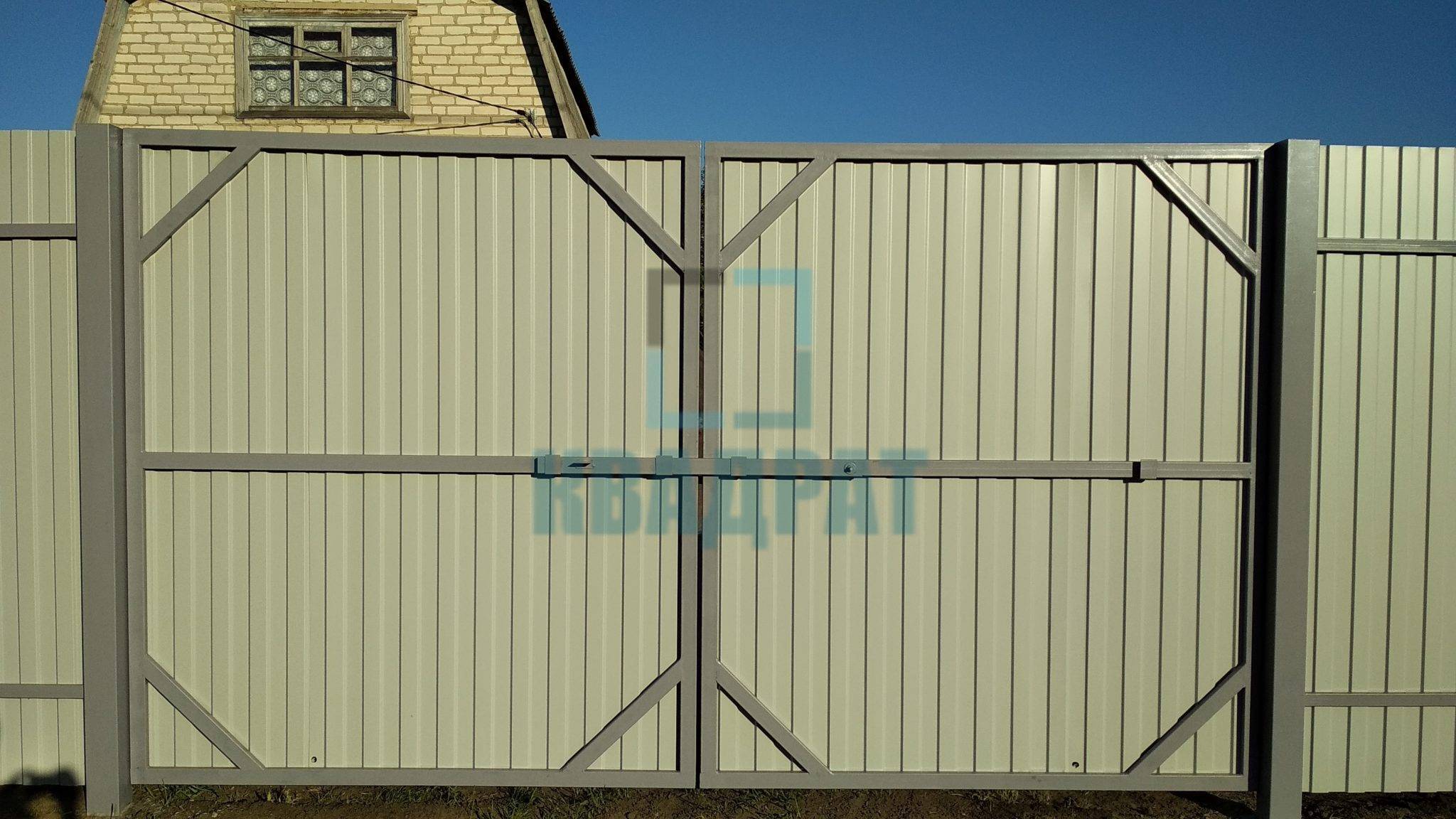 Забор из поликарбоната своими руками - как сделать на металлическом каркасе, деревянном