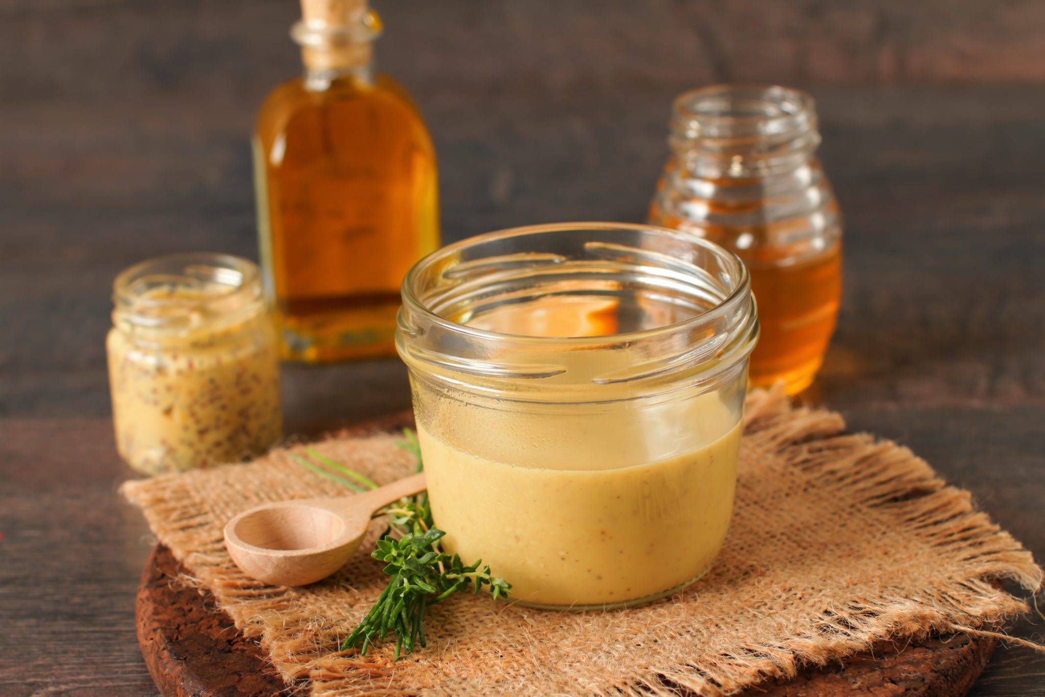11 рецептов масок для волос с репейным маслом в домашних условиях с медом, коньяком, витаминами
