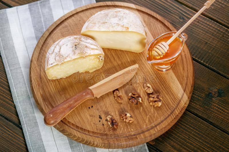 Какой сыр едят с медом и как это правильно делать?