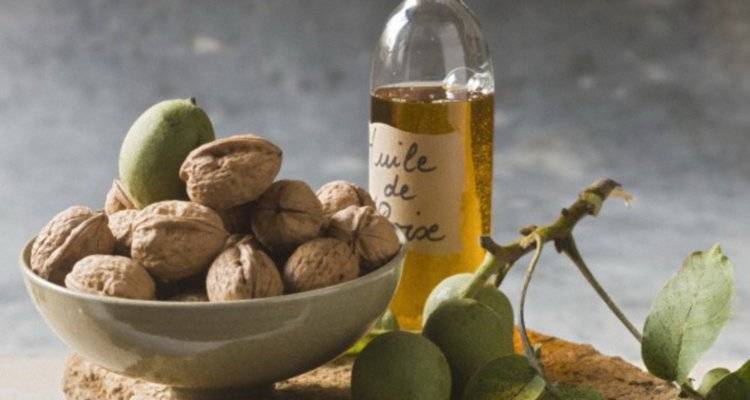 Грецкие орехи с медом: польза и вред для человека