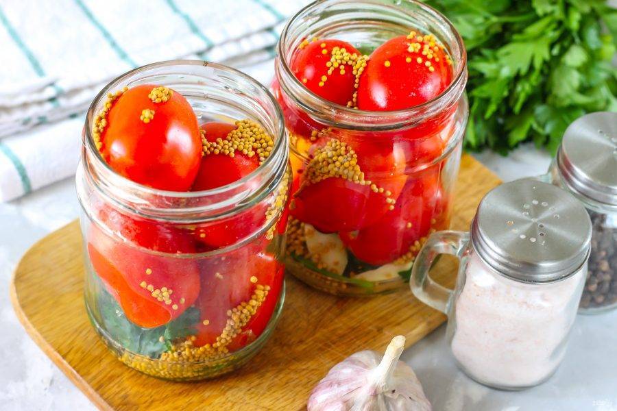 Как солить помидоры на зиму в банках - простые рецепты