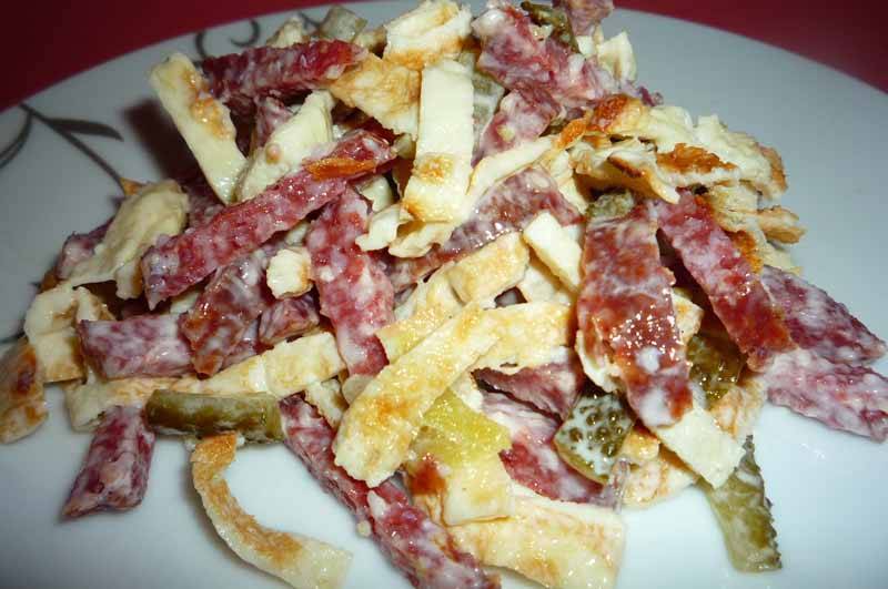 Блинные салаты с копченой колбасой: пошаговые рецепты с фото и видео