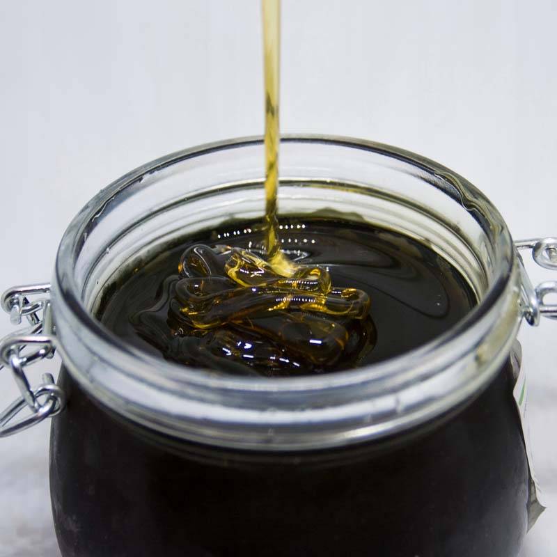Особенности и полезные свойства темного меда