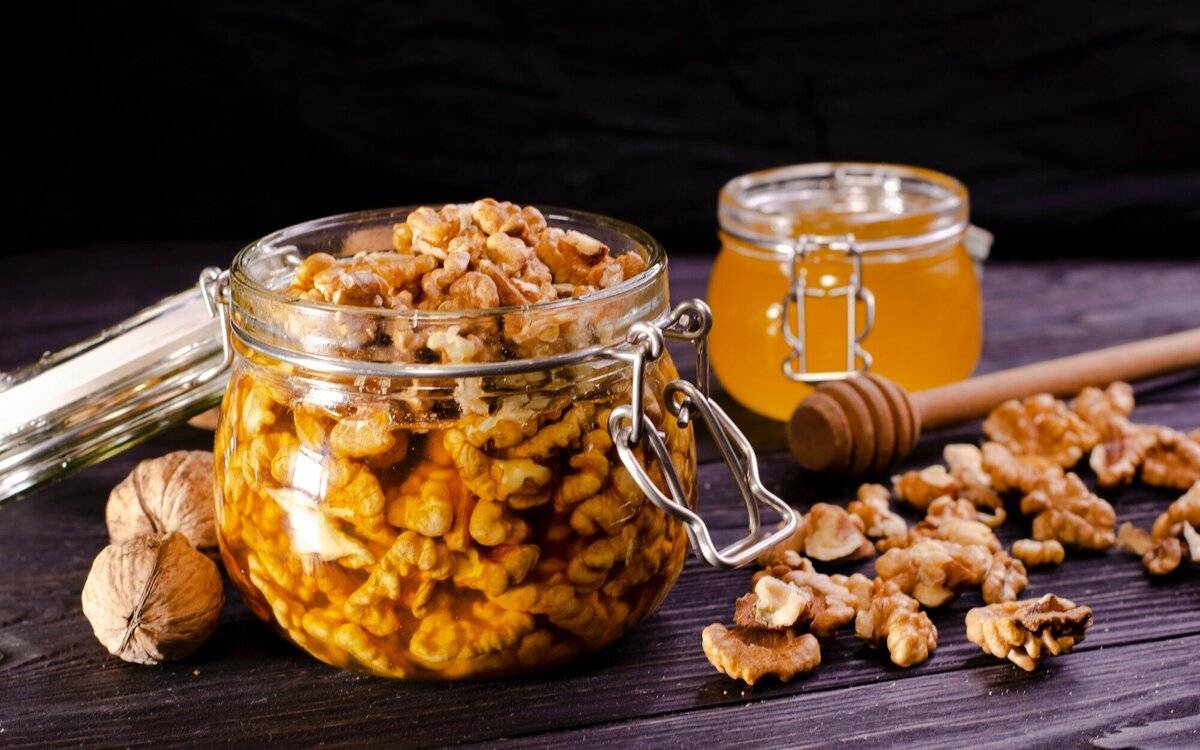 Грецкие орехи с медом: польза и вред для человека