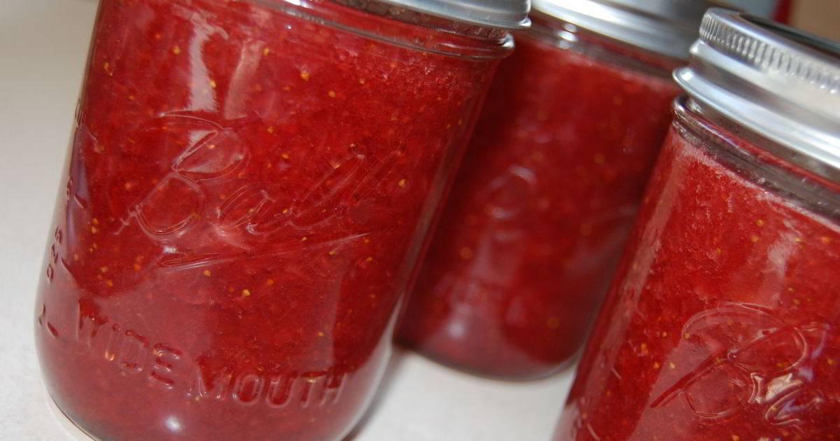 20 простых заготовок из клубники на зиму