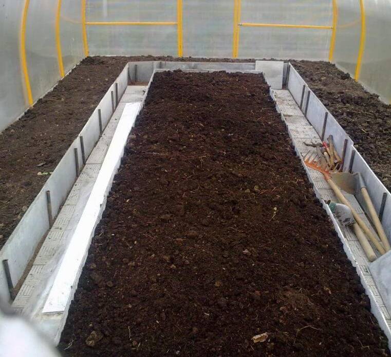 Подготовка почвы в теплице для посадки огурцов весной: какой грунт любят огурцы, обработка земли