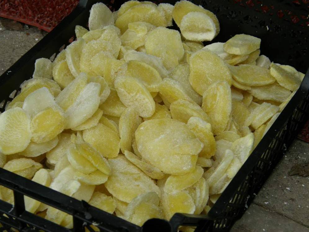 Как заморозить картофель в домашних условиях на зиму правильно, можно ли помещать очищенную сырую картошку в камеру, а также рецепт заготовки соломкой
