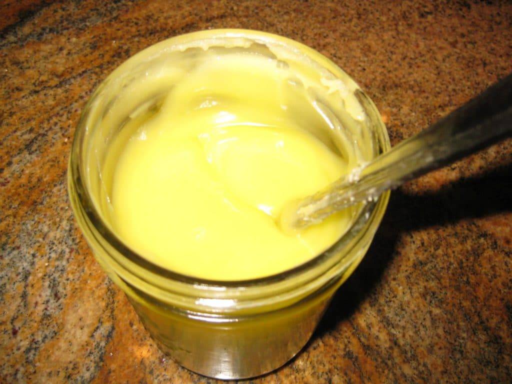 Чудо-мазь из пчелиного воска и желтка: рецепты приготовления с растительным маслом, прополисом, яйцом