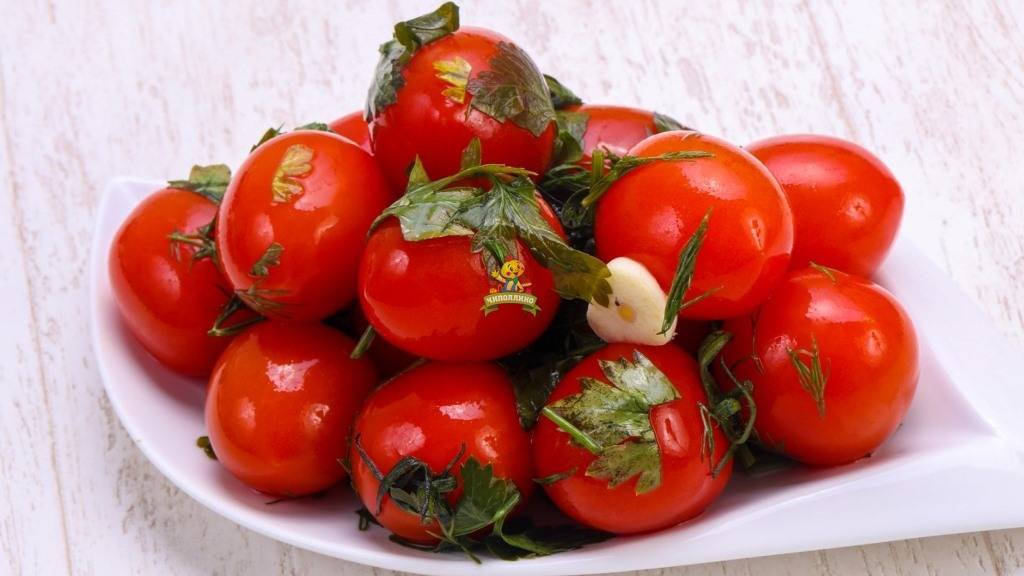 Малосольные помидоры быстрого приготовления с чесноком и зеленью