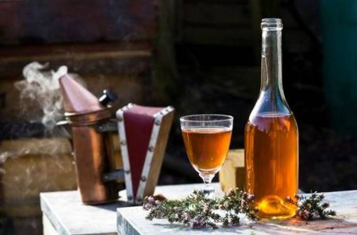 С чем пьют и как закусывают медовуху: секреты давности и современные традиции