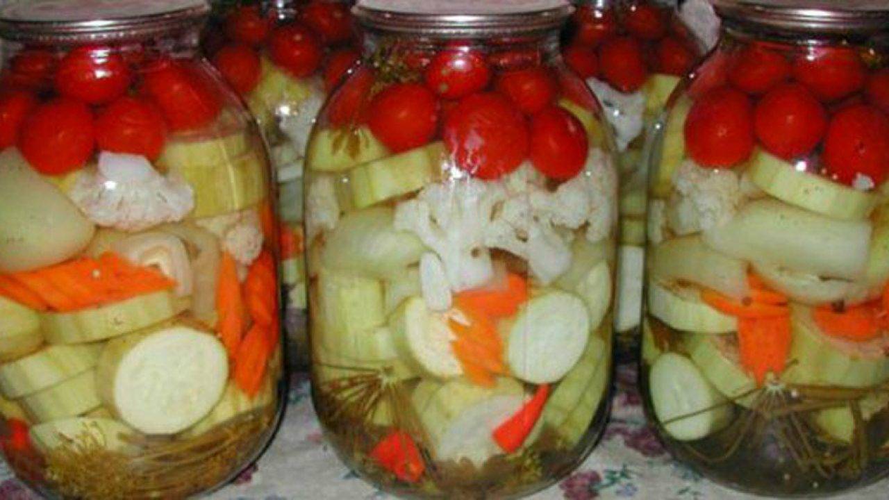 Маринованные огурцы и помидоры на зиму: простые рецепты ассорти с овощами