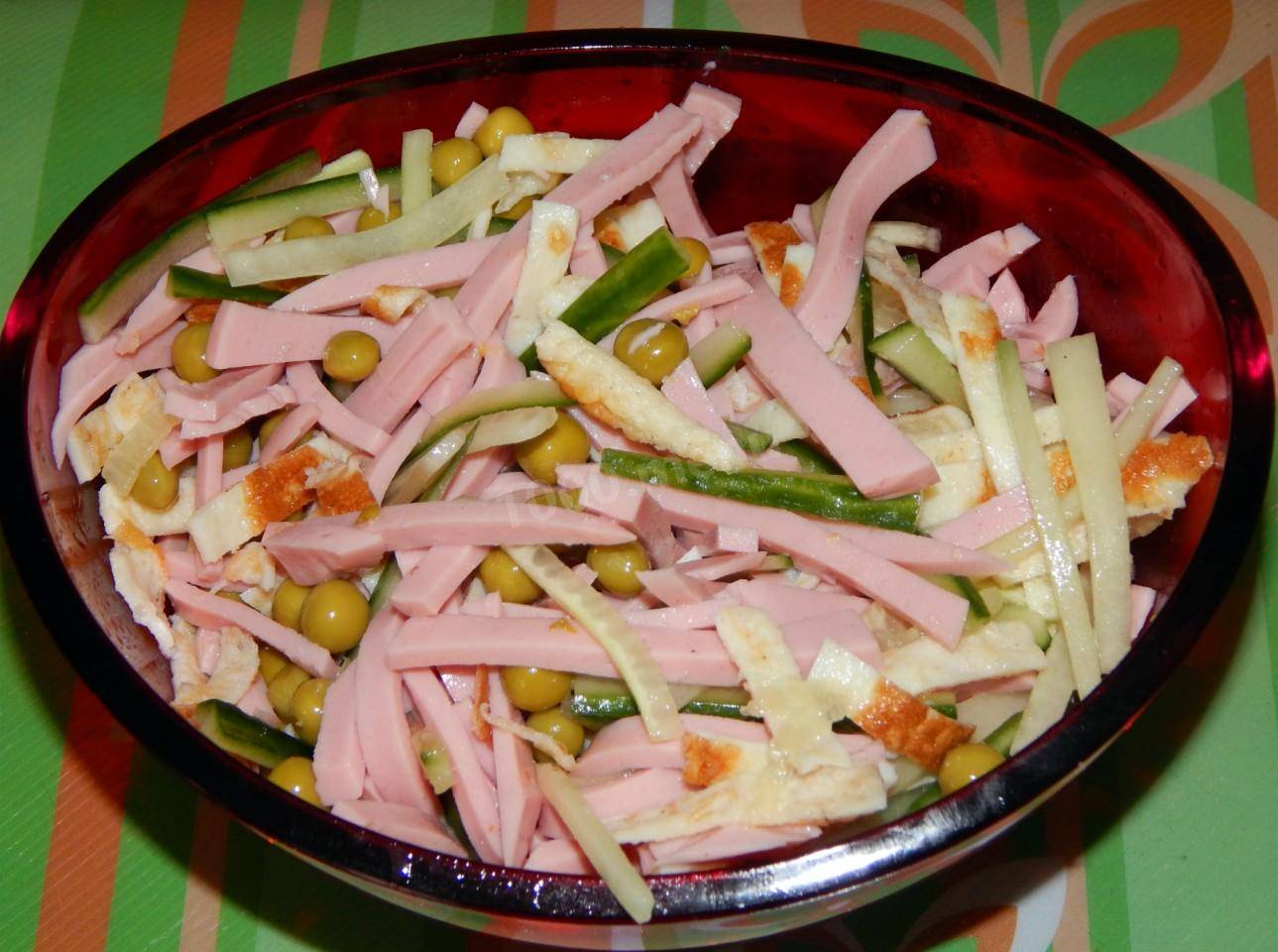 Оригинальные рецепты вкусных салатов из яичных блинчиков и колбасы