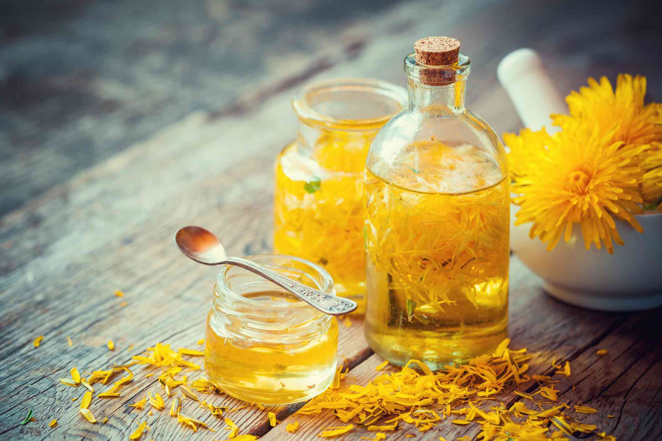 Мед из одуванчиков: рецепт в домашних условиях, польза и вред, как приготовить
